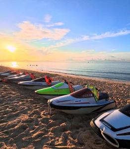 una fila di kayak allineati su una spiaggia di Mana Mui Ne Beach Resort & Spa a Mui Ne