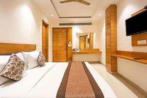 โทรทัศน์และ/หรือระบบความบันเทิงของ Hotel luxury Suites Delhi Airport