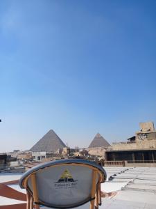 una sedia con le piramidi sullo sfondo di New pyramids way a Il Cairo