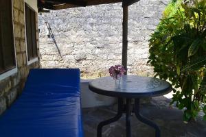 einen Tisch und eine blaue Couch auf einer Terrasse in der Unterkunft The New Big Tree Beach Resort in Mombasa