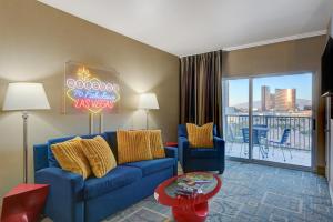 un soggiorno con divano blu e tavolo di SPHERE IN HD! - 1BR Private Retro Condo With PREMIUM Views a Las Vegas