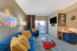 un soggiorno con divano blu e tavolo di SPHERE IN HD! - 1BR Private Retro Condo With PREMIUM Views a Las Vegas