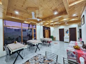 Area tempat duduk di Pristine Edge Kasauli