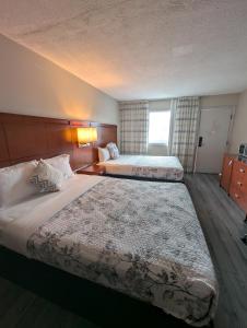 een hotelkamer met 2 bedden en een raam bij 7 Nights Stay in Niagara Falls