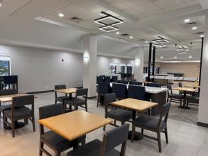 Un restaurant u otro lugar para comer en Quality Inn & Suites Baton Rouge West - Port Allen