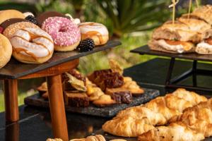 un assortiment de différents types de pains et de pâtisseries dans l'établissement Sheraton Cascais Resort - Hotel & Residences, à Cascais