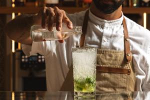 Un homme dans une cuisine préparant un verre dans l'établissement Sheraton Cascais Resort - Hotel & Residences, à Cascais