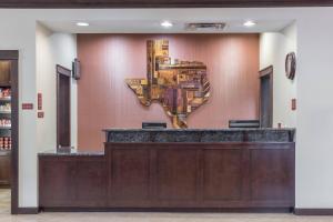 una hall con reception e trofeo di TownePlace Suites Fort Worth Downtown a Fort Worth