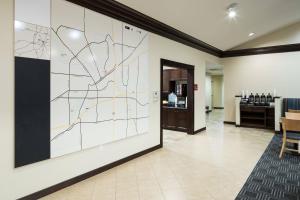 un grande murale nella hall con mappa di TownePlace Suites Fort Worth Downtown a Fort Worth