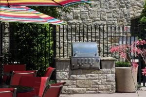 un grill con un portatile sopra di fronte a una recinzione di TownePlace Suites Fort Worth Downtown a Fort Worth