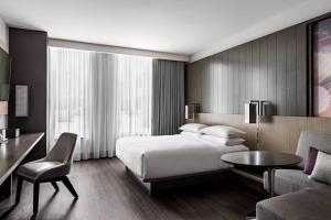 Tempat tidur dalam kamar di Toronto Marriott Markham