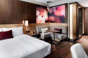 Tempat tidur dalam kamar di Toronto Marriott Markham