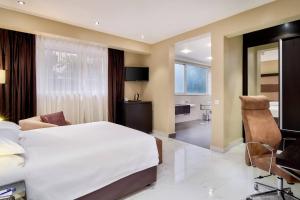 Cama ou camas em um quarto em Protea Hotel by Marriott Kampala Skyz