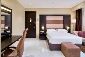 Cama ou camas em um quarto em Protea Hotel by Marriott Kampala Skyz