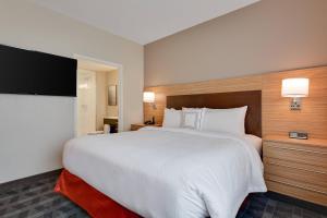 TownePlace Suites by Marriott Detroit Allen Park tesisinde bir odada yatak veya yataklar