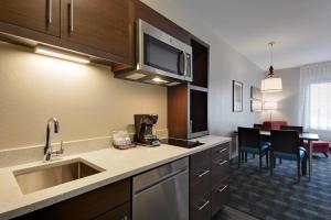 TownePlace Suites by Marriott Detroit Allen Park tesisinde mutfak veya mini mutfak