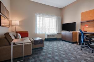 TownePlace Suites by Marriott Detroit Allen Park tesisinde bir televizyon ve/veya eğlence merkezi