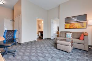 TownePlace Suites by Marriott Detroit Allen Park tesisinde bir oturma alanı