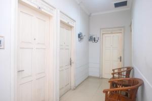 Imagine din galeria proprietății RedDoorz Plus near Adisucipto Airport 2 în Yogyakarta