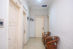 Imagine din galeria proprietății RedDoorz Plus near Adisucipto Airport 2 în Yogyakarta