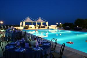 ein Hochzeitsempfang im Pool in der Nacht in der Unterkunft Hotel Incanto in Ostuni