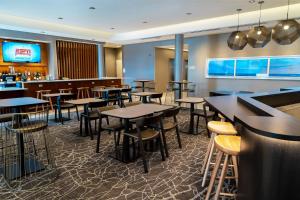 Um restaurante ou outro lugar para comer em SpringHill Suites Spokane Airport