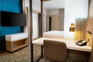 Uma TV ou centro de entretenimento em SpringHill Suites Spokane Airport