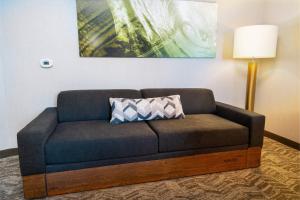 Uma área de estar em SpringHill Suites Spokane Airport