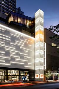 un edificio con facciata illuminata di notte di W Toronto a Toronto