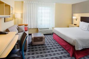 מיטה או מיטות בחדר ב-TownePlace Suites by Marriott Fayetteville N / Springdale