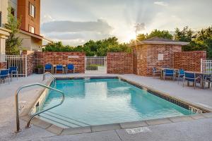 Poolen vid eller i närheten av TownePlace Suites by Marriott Fayetteville N / Springdale