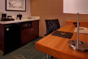 Kitchen o kitchenette sa SpringHill Suites by Marriott Waterford / Mystic