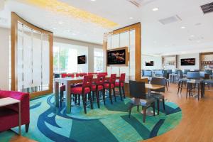 En restaurant eller et andet spisested på SpringHill Suites by Marriott San Jose Airport