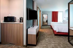 Krevet ili kreveti u jedinici u objektu SpringHill Suites by Marriott Grand Rapids West