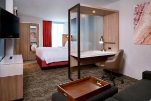 Krevet ili kreveti u jedinici u objektu SpringHill Suites by Marriott Grand Rapids West