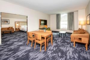 Гостиная зона в Fairfield Inn & Suites by Marriott Ottawa Airport