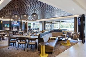 Un restaurante u otro lugar para comer en SpringHill Suites by Marriott Cleveland Independence