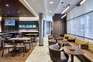 Un lugar para sentarse en SpringHill Suites by Marriott Cleveland Independence