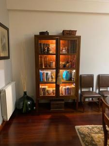 een boekenplank gevuld met boeken in een woonkamer bij Casa do Campo - Castelo Branco in Castelo Branco