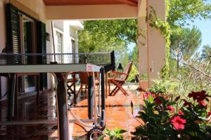 een balkon met een tafel en stoelen op een huis bij Casa do Campo - Castelo Branco in Castelo Branco