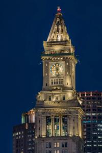 un edificio alto con una torre de reloj por la noche en Marriott Vacation Club® at Custom House, Boston  , en Boston