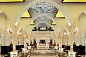 Area lobi atau resepsionis di Sheraton Sharjah Beach Resort and Spa