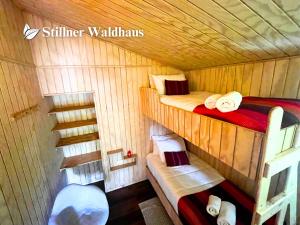 Una cama o camas en una habitación de Stillner Waldhaus