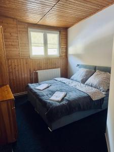 una camera da letto con un letto con due libri sopra di Penzion Berany a Jablonec nad Nisou