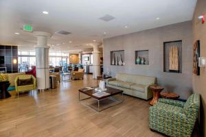 O zonă de relaxare la Springhill Suites by Marriott Pueblo Downtown