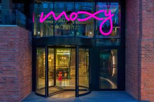 una señal de neón en el lateral de un edificio en Moxy Warsaw Praga, en Varsovia