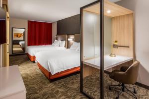 Katil atau katil-katil dalam bilik di SpringHill Suites by Marriott Chambersburg