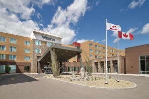 hotel z kanadyjską flagą przed budynkiem w obiekcie The Westin Calgary Airport w mieście Calgary