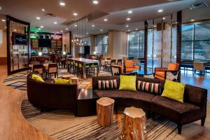 Predel za sedenje v nastanitvi SpringHill Suites by Marriott Deadwood