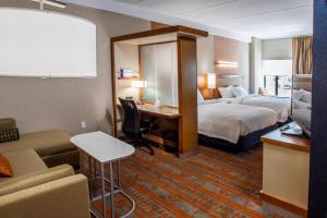 Postelja oz. postelje v sobi nastanitve SpringHill Suites by Marriott Deadwood